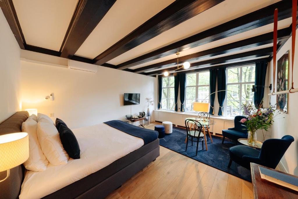 Amsterdam Canal Hotel